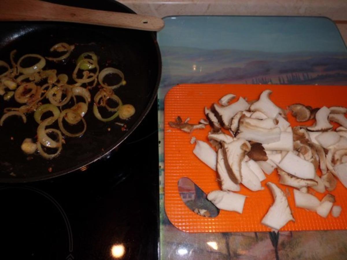 Pfannengericht: Omelett mit Pilzen und Brötchen - Rezept - Bild Nr. 3