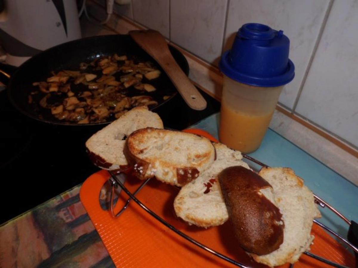 Pfannengericht: Omelett mit Pilzen und Brötchen - Rezept - Bild Nr. 4