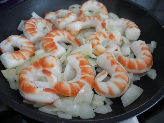 Vegan : Riesengarnelen in Zwiebeln gebraten an grünen Spargelspitzen und Kartoffeln - Rezept - Bild Nr. 4