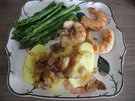 Vegan : Riesengarnelen in Zwiebeln gebraten an grünen Spargelspitzen und Kartoffeln - Rezept