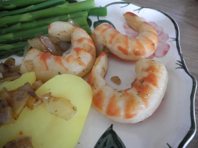 Vegan : Riesengarnelen in Zwiebeln gebraten an grünen Spargelspitzen und Kartoffeln - Rezept - Bild Nr. 2