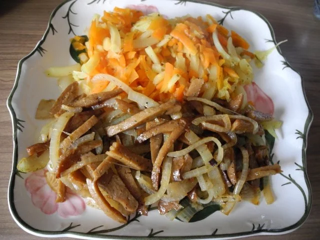 Vegan : Pastinaken - Karotten - Gemüse an Zwiebel - Seitan - Rezept