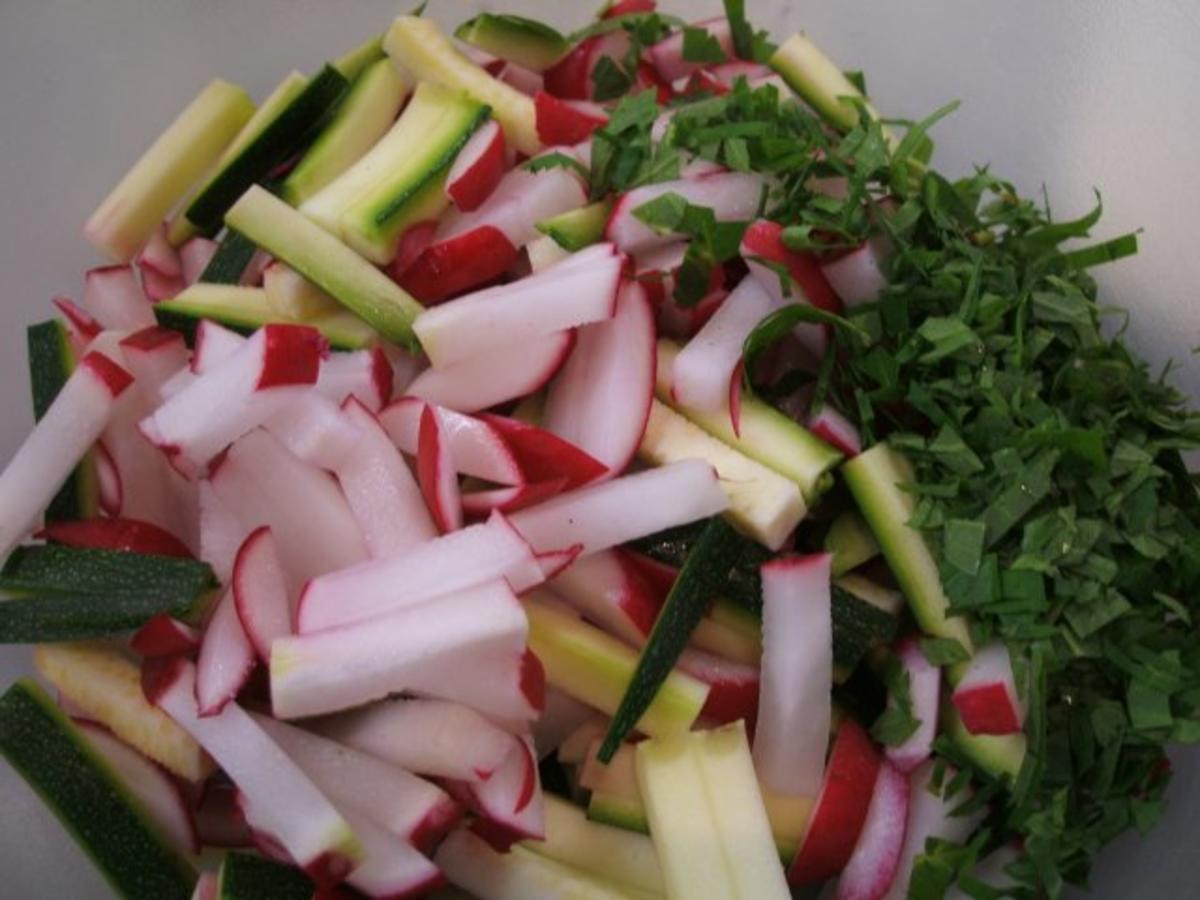 Salate: Radieschen-Zucchini-Salat - Rezept - Bild Nr. 4