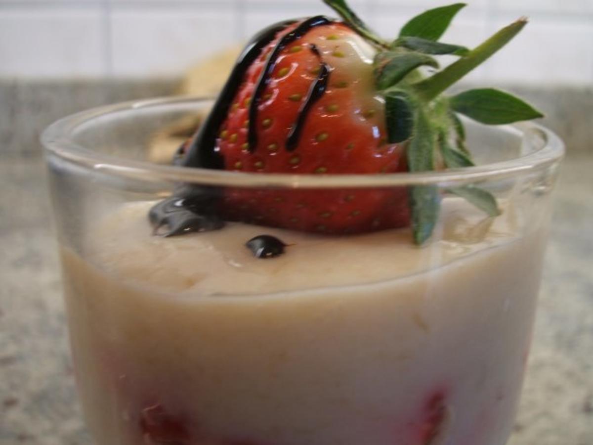 Bilder für Dessert: Rhabarber-Buttermilch mit Erdbeeren - Rezept