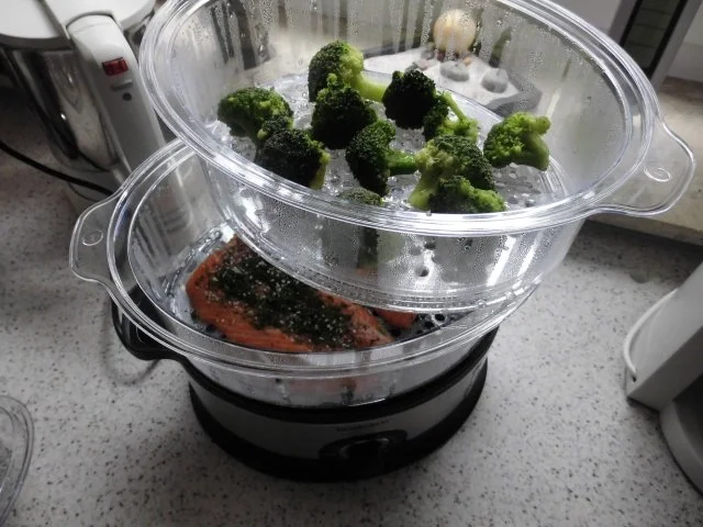 Lachs ohne Haut - Dampf gegart - mit kalter Vinaigrette, Curry - Mango - Reis u. Broccoli - Rezept - Bild Nr. 3