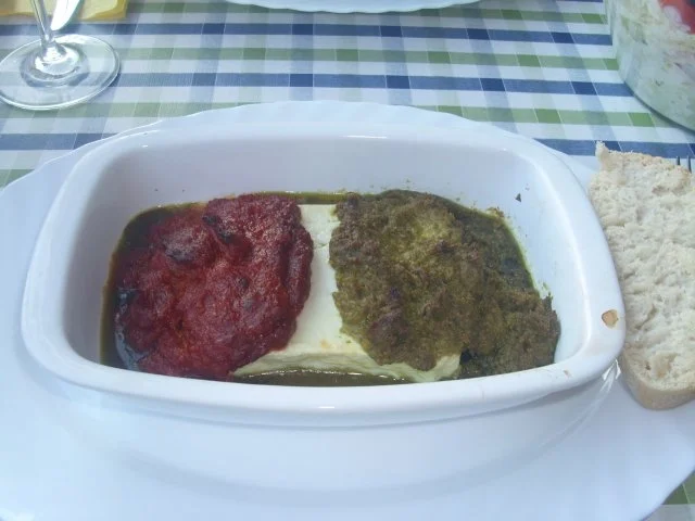 Rezept: Gebackener Schafskäse mit zwei Pesto und Schichtsalat Gebackener Schafskäse mit zwei Pesto und Schichtsalat - Rezept