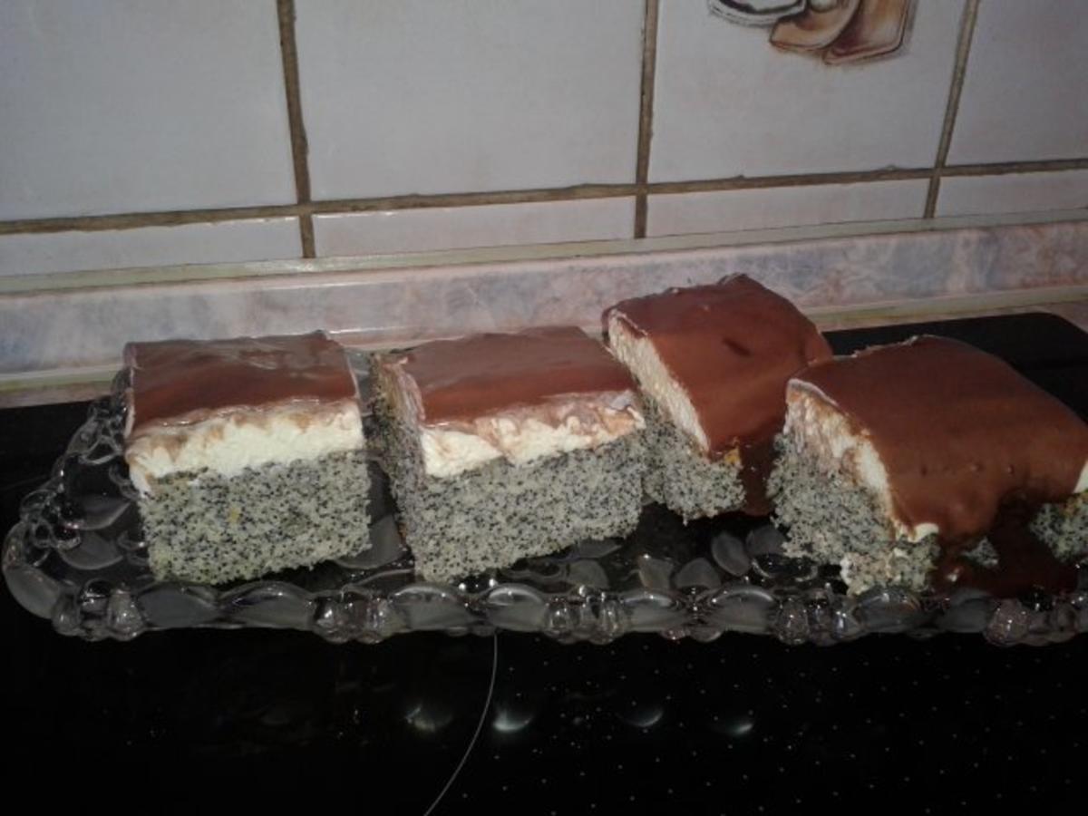 MOHNKUCHEN mit SAHNE-SCHMAND und SCHOKOLADENÜBERZUG - Rezept