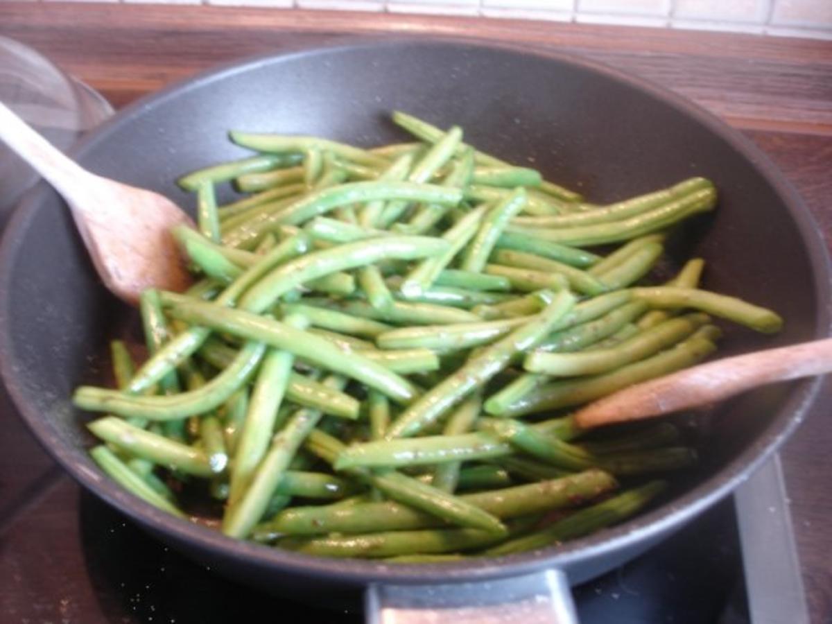 Brathähnchen mit Spargel und grüne Bohnen mit Knoblauch - Rezept - Bild Nr. 13