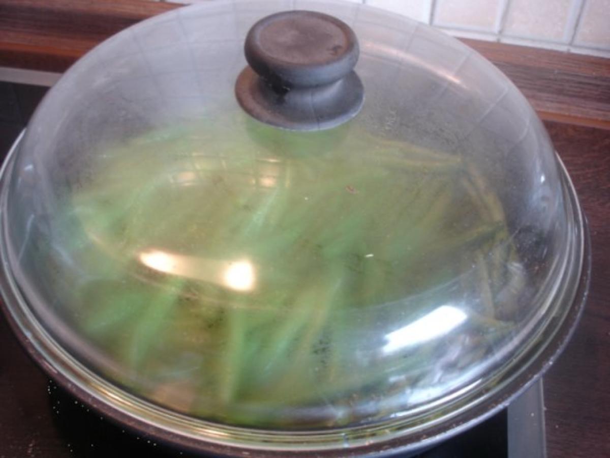Brathähnchen mit Spargel und grüne Bohnen mit Knoblauch - Rezept - Bild Nr. 15