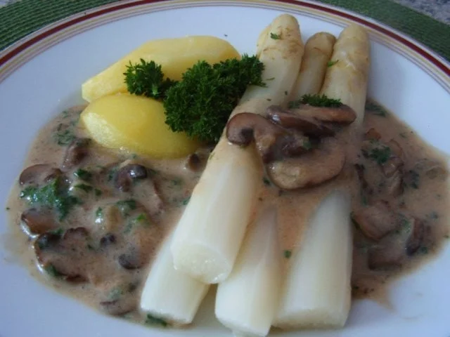 Rezept: Spargel mit Pilzrahm Spargel mit Pilzrahm - Rezept