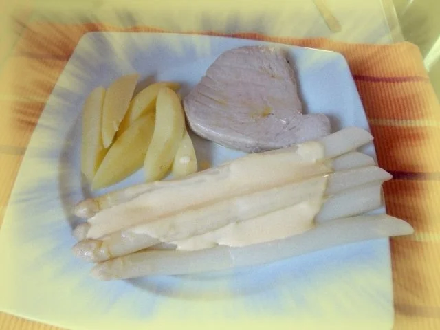 Rezept: Thunfischsteak mit Spargel Thunfischsteak mit Spargel - Rezept