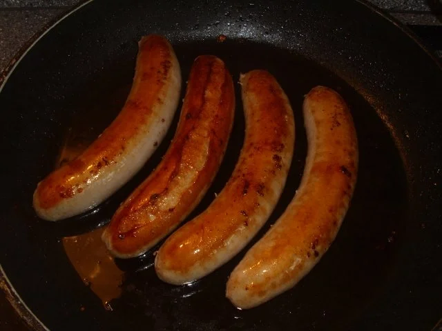 Rezept: Käsige Bratwürste Bild Nr. 4 Käsige Bratwürste - Rezept - Bild Nr. 4
