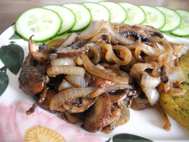 Rezept: Vegan : Gebratene Petersilien - Polenta mit Dürrpflaumen - Zwiebel - Champignons Bild Nr. 3 Vegan : Gebratene Petersilien - Polenta mit Dürrpflaumen - Zwiebel - Champignons - Rezept - Bild Nr. 3