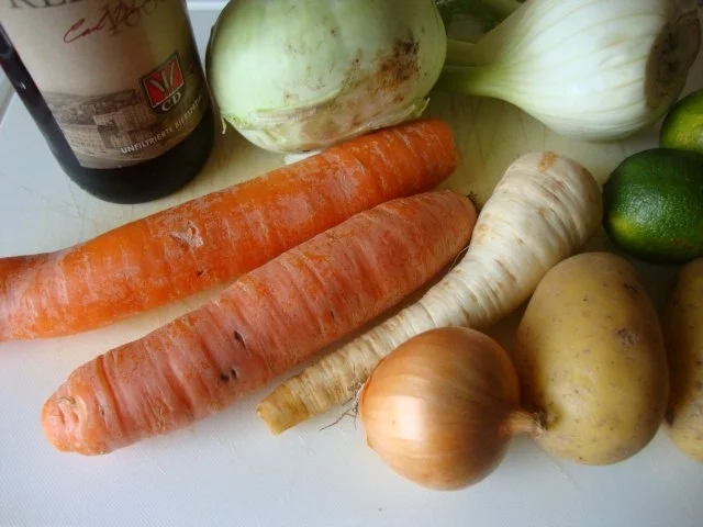 Weißbiersüppchen mit Marktgemüse und gerösteten Weisswurstscheiben - Rezept - Bild Nr. 3