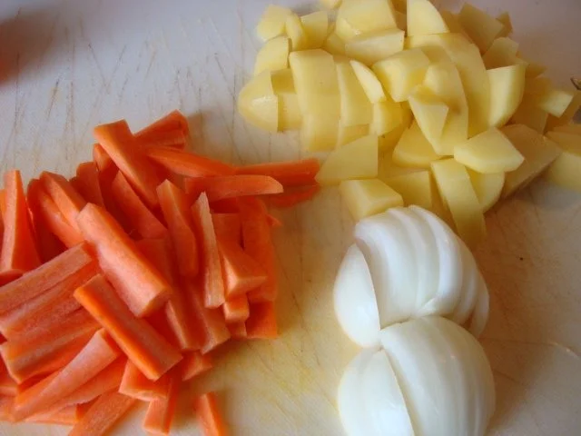 Weißbiersüppchen mit Marktgemüse und gerösteten Weisswurstscheiben - Rezept - Bild Nr. 4