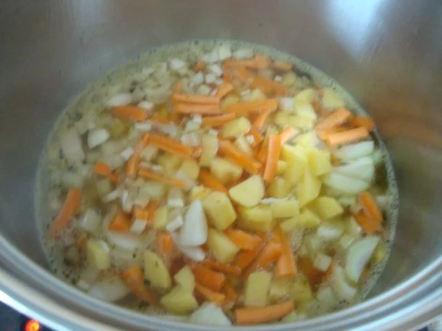 Weißbiersüppchen mit Marktgemüse und gerösteten Weisswurstscheiben - Rezept - Bild Nr. 9