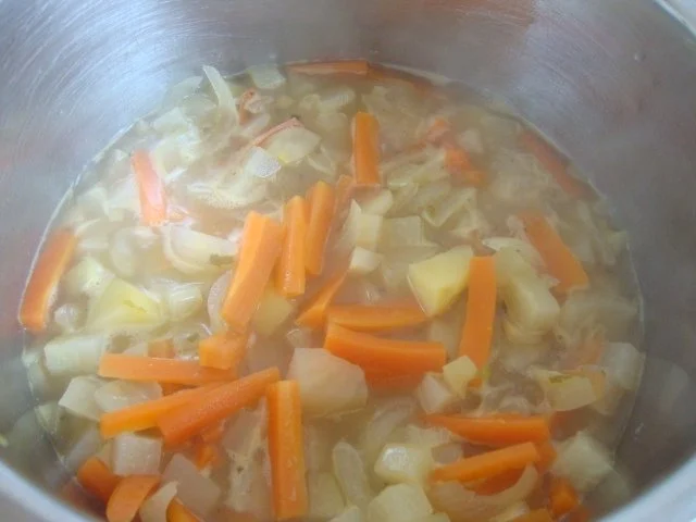 Weißbiersüppchen mit Marktgemüse und gerösteten Weisswurstscheiben - Rezept - Bild Nr. 10