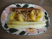 Vegan : "Thuringer Vurst" an Spargel mit Salzkartoffeln und geschmorten Zwiebeln - Rezept