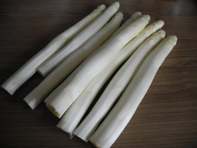 Rezept: Vegan : "Thuringer Vurst" an Spargel mit Salzkartoffeln und geschmorten Zwiebeln Bild Nr. 2 Vegan : "Thuringer Vurst" an Spargel mit Salzkartoffeln und geschmorten Zwiebeln - Rezept - Bild Nr. 2