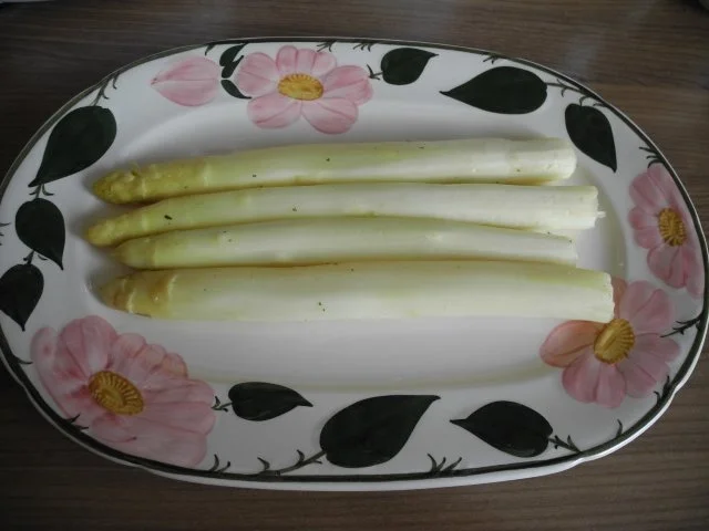 Rezept: Vegan : "Thuringer Vurst" an Spargel mit Salzkartoffeln und geschmorten Zwiebeln Bild Nr. 7 Vegan : "Thuringer Vurst" an Spargel mit Salzkartoffeln und geschmorten Zwiebeln - Rezept - Bild Nr. 7