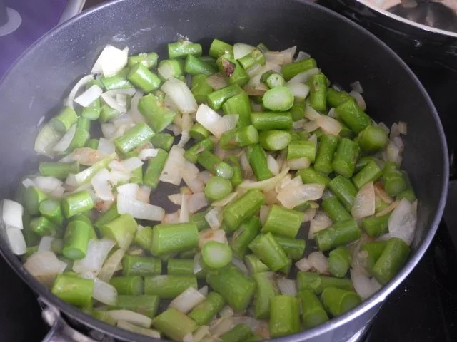 Vegan : Zwiebel - Tricolor mit gebutterten grünen Spargel - Spitzen - Rezept - Bild Nr. 5