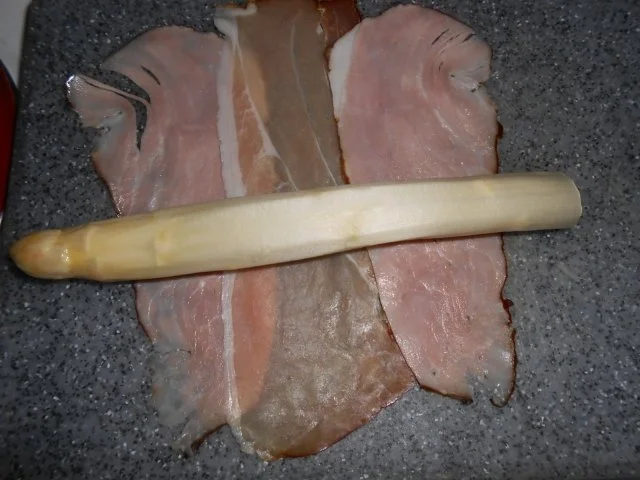 Ofenspargel mit Schinken und fruchtigem Salat - Rezept - Bild Nr. 4