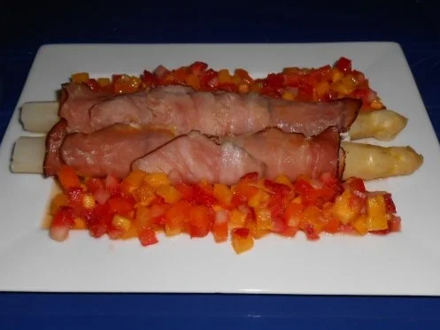 Ofenspargel mit Schinken und fruchtigem Salat - Rezept