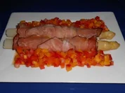 Ofenspargel mit Schinken und fruchtigem Salat - Rezept