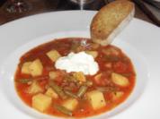 Tomatensuppe mit Bohnen, Kartoffeln, Kräuterschmand und Knobi Brot - Rezept