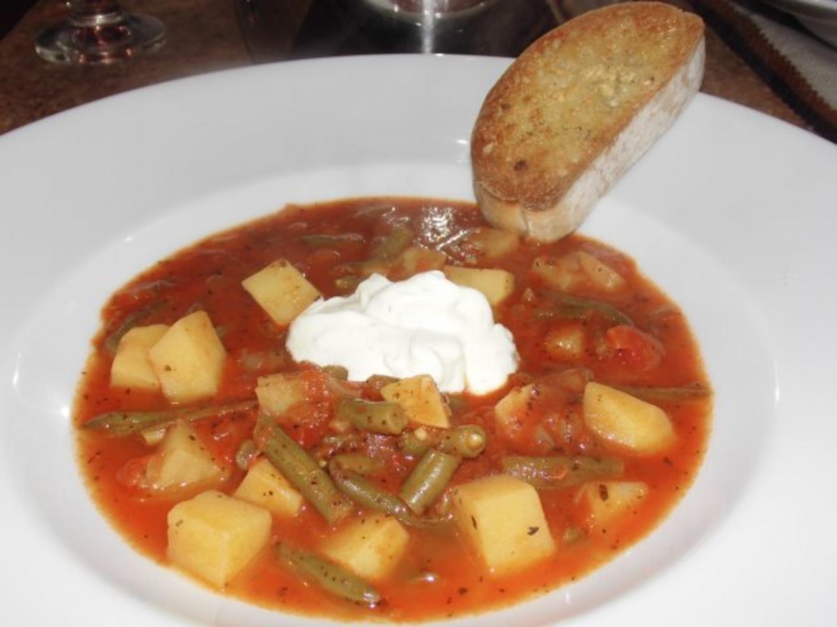 Bilder für Tomatensuppe mit Bohnen, Kartoffeln, Kräuterschmand und Knobi Brot - Rezept