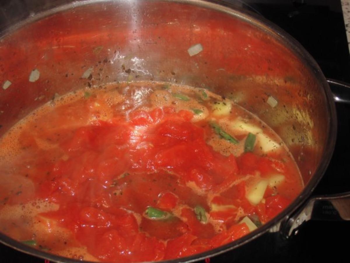 Tomatensuppe mit Bohnen, Kartoffeln, Kräuterschmand und Knobi Brot - Rezept - Bild Nr. 2