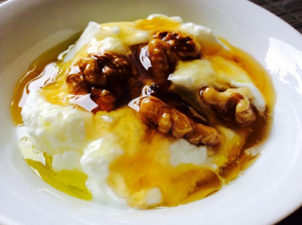 Joghurt mit Walnüssen, Honig und Pistazienkernöl - Rezept - kochbar.de