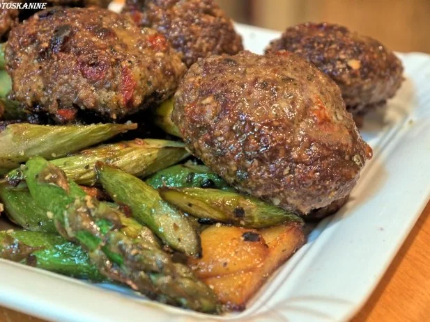 Kartoffel-Spargel-Pfanne mit Kürbiskern-Bouletten - Rezept