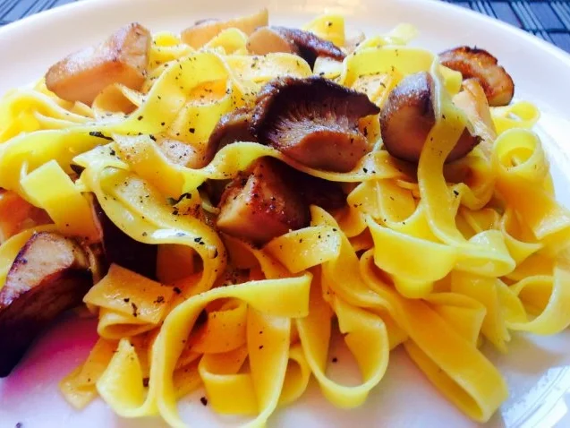 Tagliatelle con tres funghi - Rezept