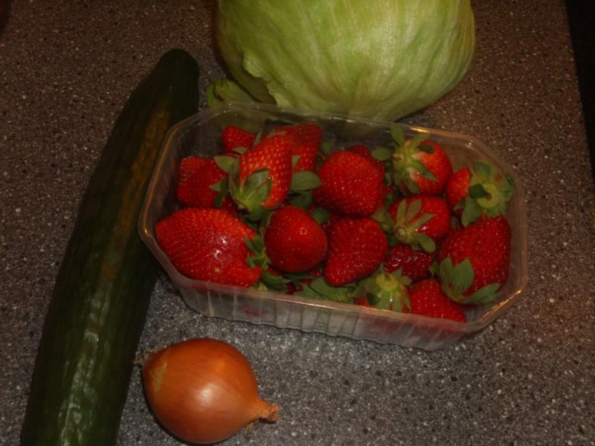 Gurke-Eisberg- Erdbeeren-Chili Salat - Rezept - Bild Nr. 2