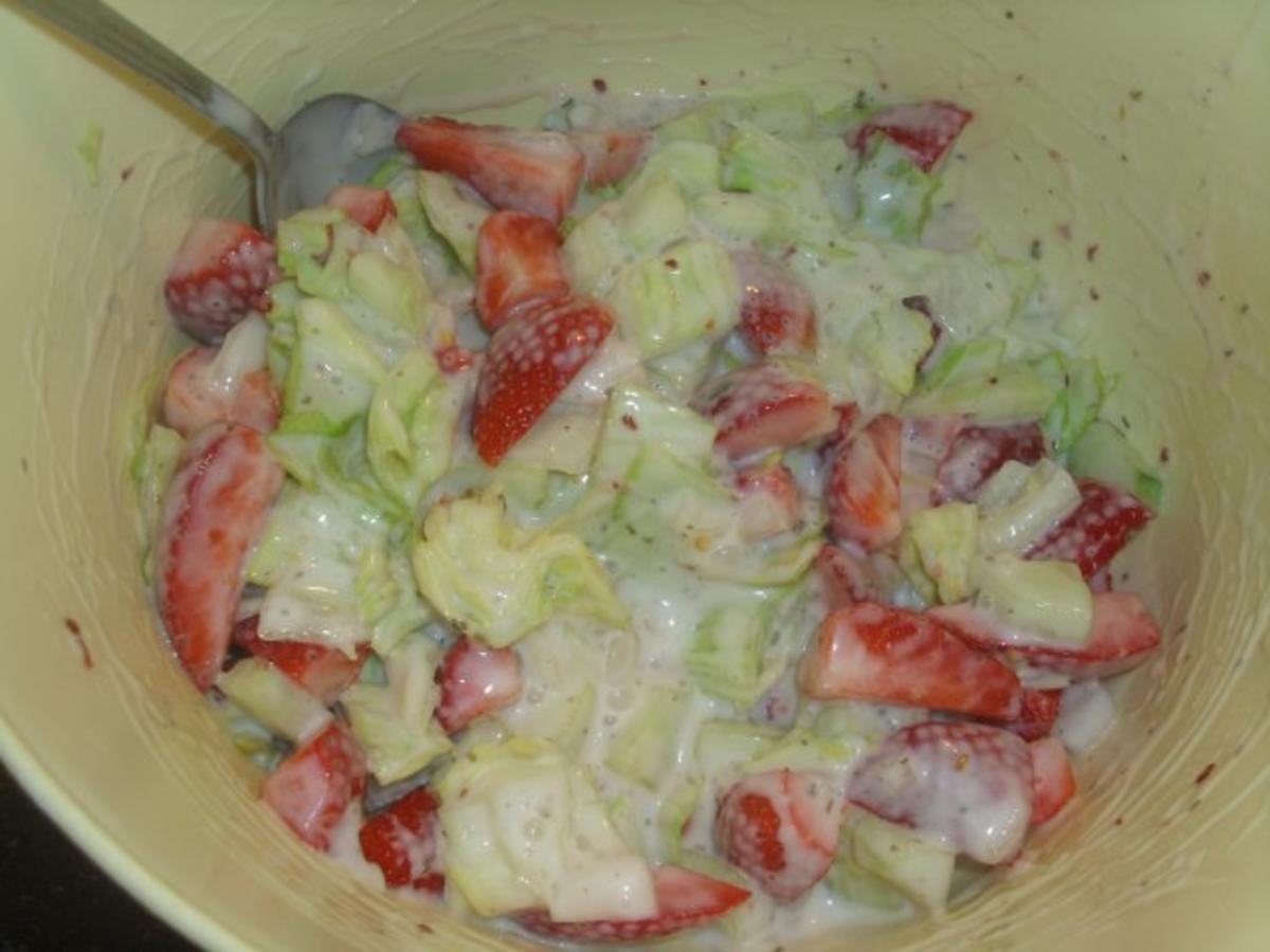 Gurke-Eisberg- Erdbeeren-Chili Salat - Rezept - Bild Nr. 4