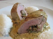 mit Zwiebeln, Speck, Pilzen und Petersilie gefülltes Schweinefilet - Rezept