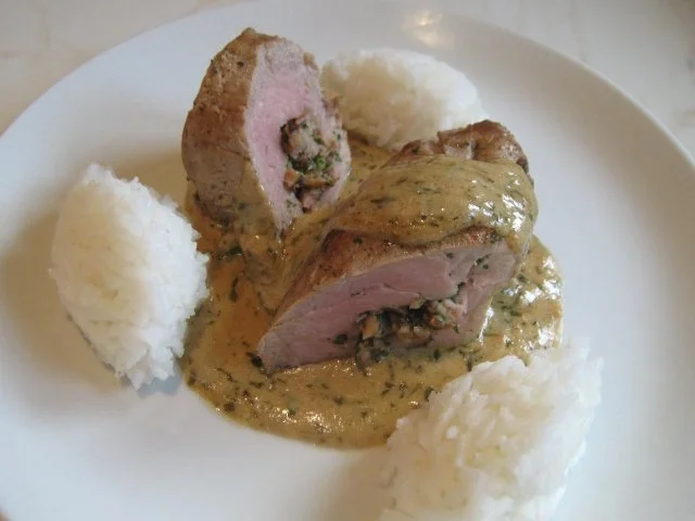 mit Zwiebeln, Speck, Pilzen und Petersilie gefülltes Schweinefilet - Rezept - Bild Nr. 2