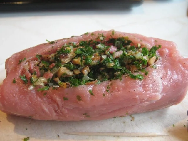 mit Zwiebeln, Speck, Pilzen und Petersilie gefülltes Schweinefilet - Rezept - Bild Nr. 3