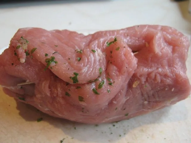 mit Zwiebeln, Speck, Pilzen und Petersilie gefülltes Schweinefilet - Rezept - Bild Nr. 4