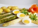 Zweierlei Spargel mit Kräuter Sauce, Drillingen und Lachs-Rose dazu - Rezept - Bild Nr. 5