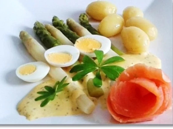 Zweierlei Spargel mit Kräuter Sauce, Drillingen und Lachs-Rose dazu - Rezept - Bild Nr. 6
