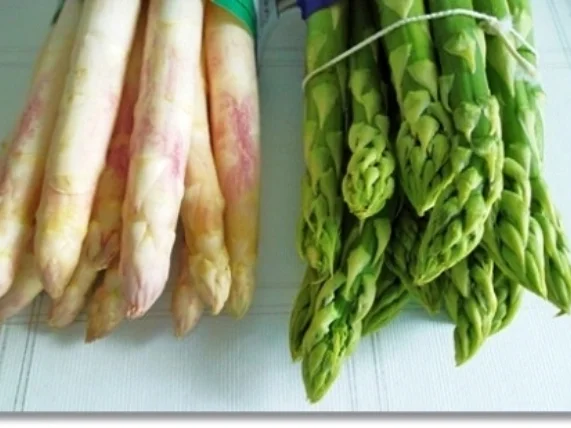 Zweierlei Spargel mit Kräuter Sauce, Drillingen und Lachs-Rose dazu - Rezept - Bild Nr. 7