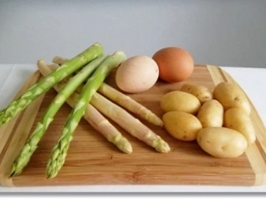 Zweierlei Spargel mit Kräuter Sauce, Drillingen und Lachs-Rose dazu - Rezept - Bild Nr. 8