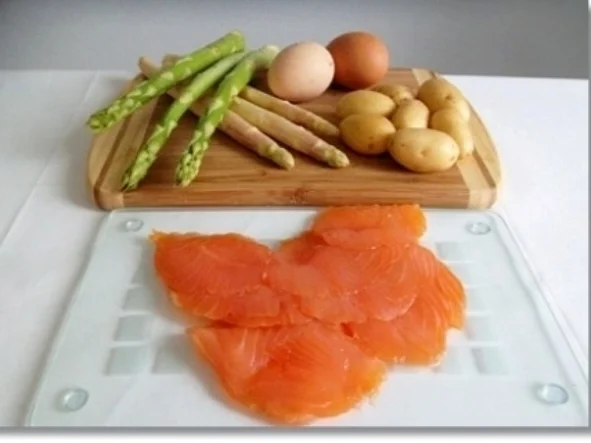 Zweierlei Spargel mit Kräuter Sauce, Drillingen und Lachs-Rose dazu - Rezept - Bild Nr. 9