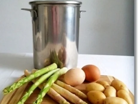 Zweierlei Spargel mit Kräuter Sauce, Drillingen und Lachs-Rose dazu - Rezept - Bild Nr. 10