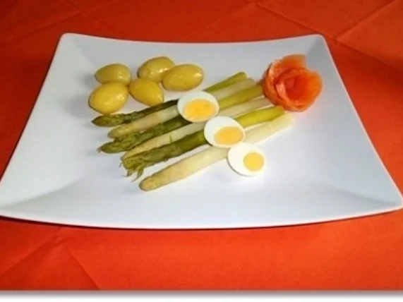 Zweierlei Spargel mit Kräuter Sauce, Drillingen und Lachs-Rose dazu - Rezept - Bild Nr. 20