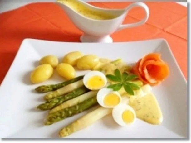 Zweierlei Spargel mit Kräuter Sauce, Drillingen und Lachs-Rose dazu - Rezept - Bild Nr. 21