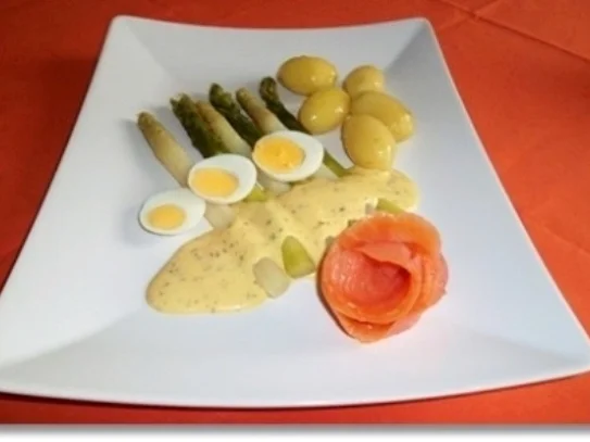 Zweierlei Spargel mit Kräuter Sauce, Drillingen und Lachs-Rose dazu - Rezept - Bild Nr. 22