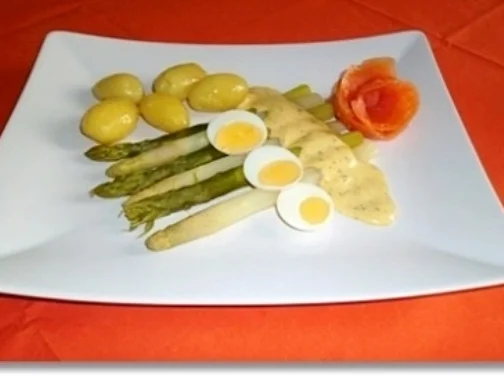 Zweierlei Spargel mit Kräuter Sauce, Drillingen und Lachs-Rose dazu - Rezept - Bild Nr. 23